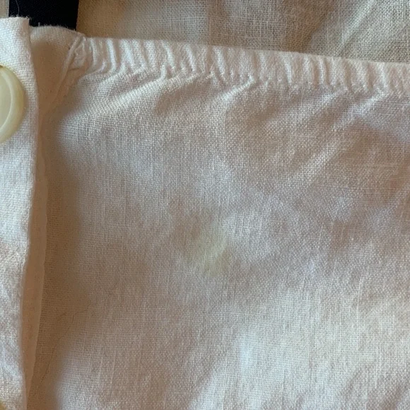 White top w/ buttons - Picture 3 of 4